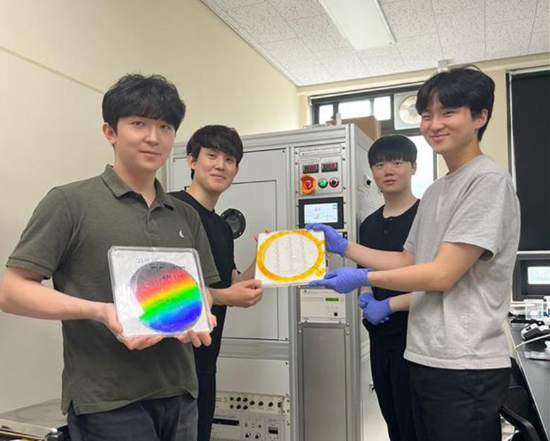 △왼쪽부터 고려대학교 세종캠퍼스 제어계측공학과 양진혁 학생, 안준성 교수, 김민기 학생, 임학현 학생
