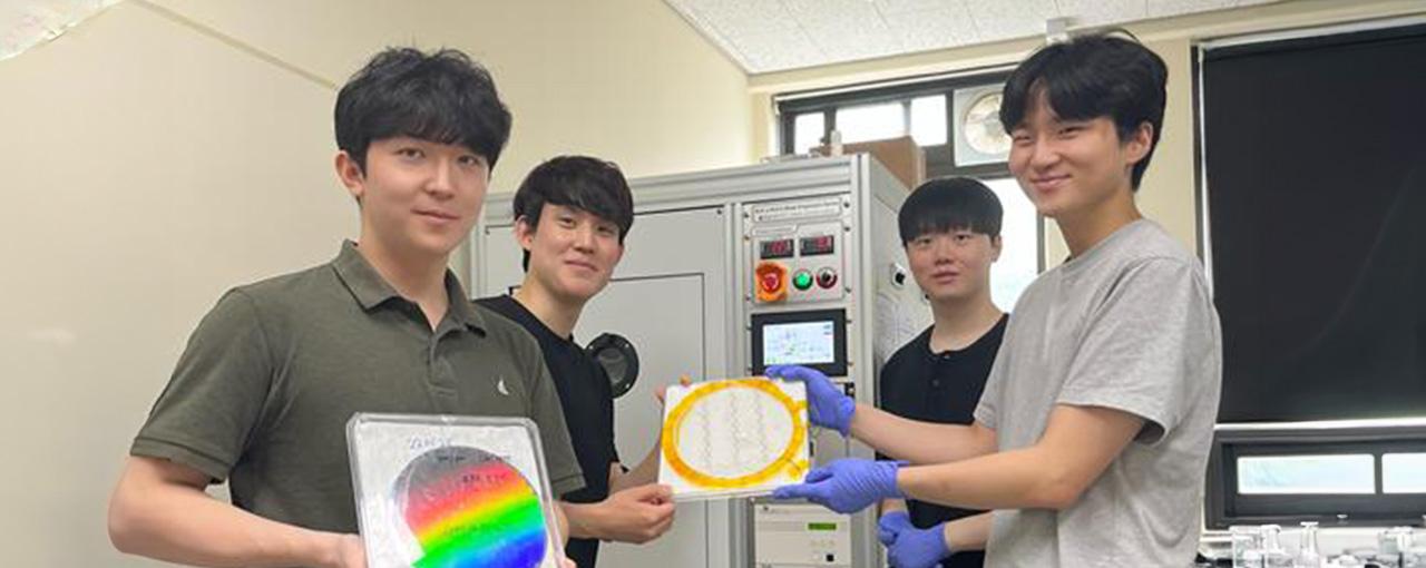 왼쪽부터 고려대학교 세종캠퍼스 제어계측공학과 양진혁 학생, 안준성 교수, 김민기 학생, 임학현 학생
